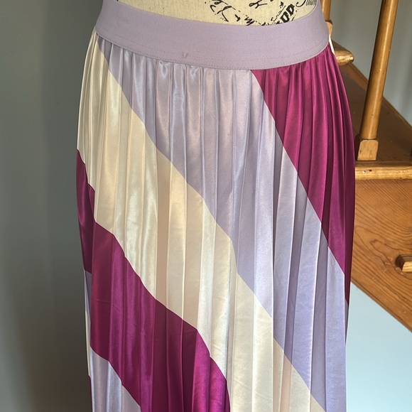SHEIN CURVE SKIRT - Picture 2 of 4
